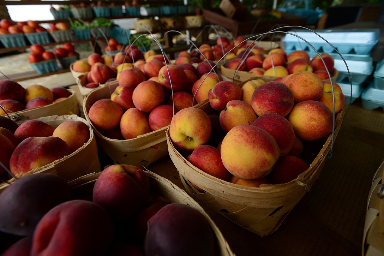 Персики на рынке