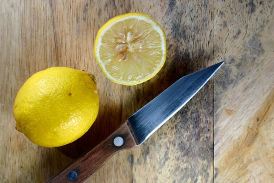 Нож и разрезанный лимон