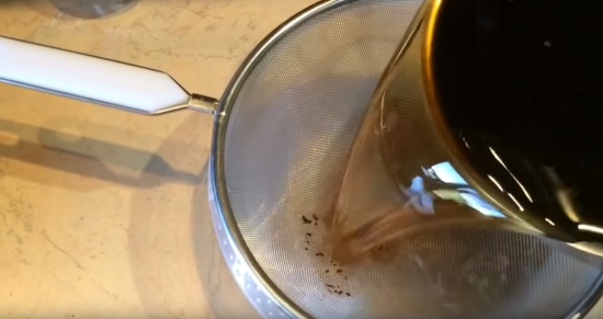 Как приготовить жидкость для гриба: процеживание чая через сито