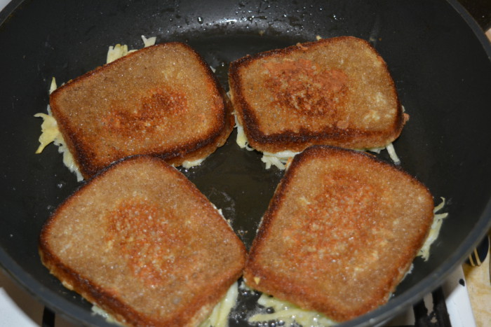 Горячие бутерброды с сыром, картофелем и луком