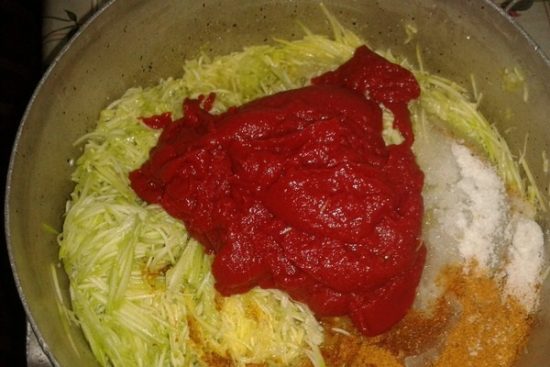 Кабачки и томатная паста в кастрюле