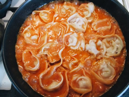 Пельмени в томатно-сырном соусе